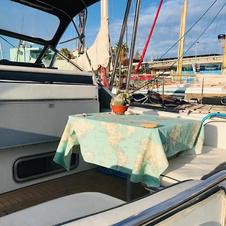 ホテル Yacht Experience Barcelona サン・アドリア・デ・ベソス エクステリア 写真