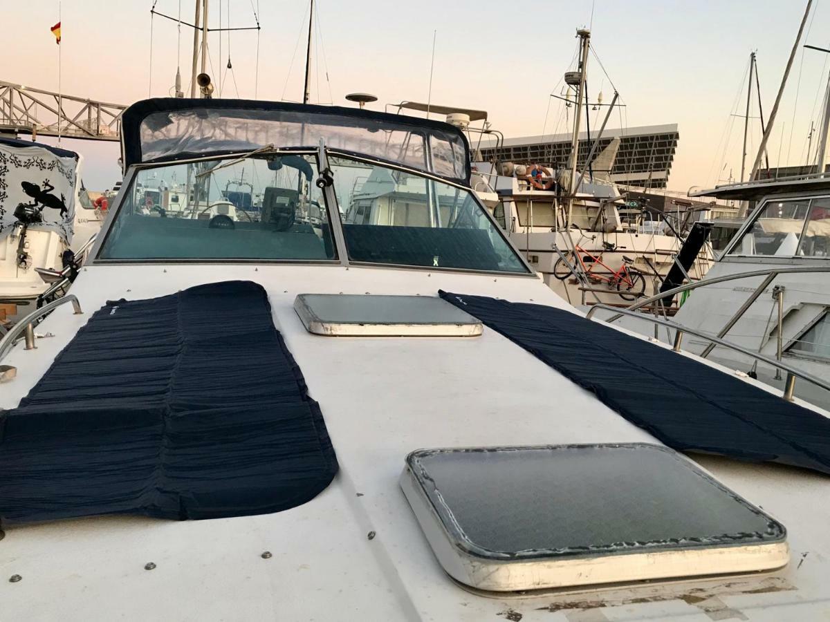 ホテル Yacht Experience Barcelona サン・アドリア・デ・ベソス エクステリア 写真