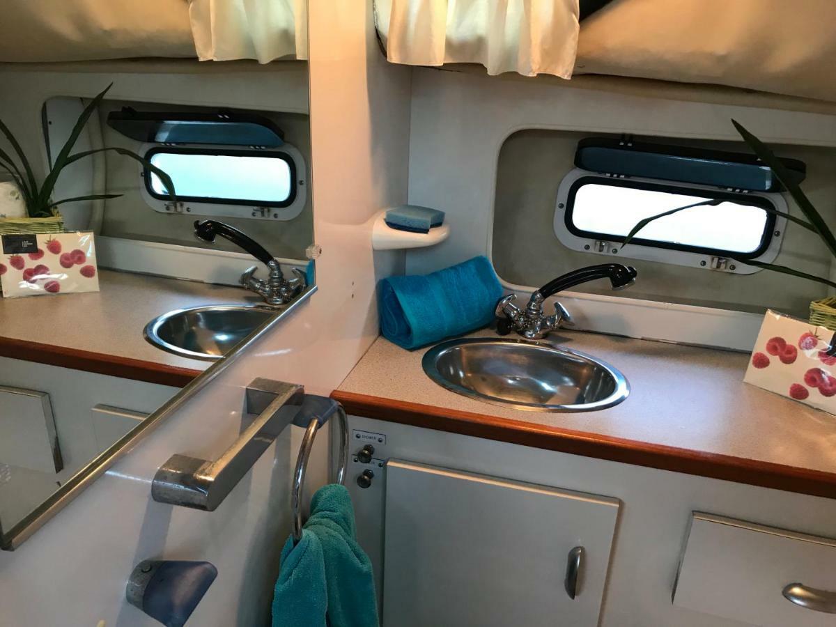 ホテル Yacht Experience Barcelona サン・アドリア・デ・ベソス エクステリア 写真